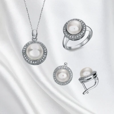Gioielli in argento alla moda con zirconi cubici e perle d'acqua dolce